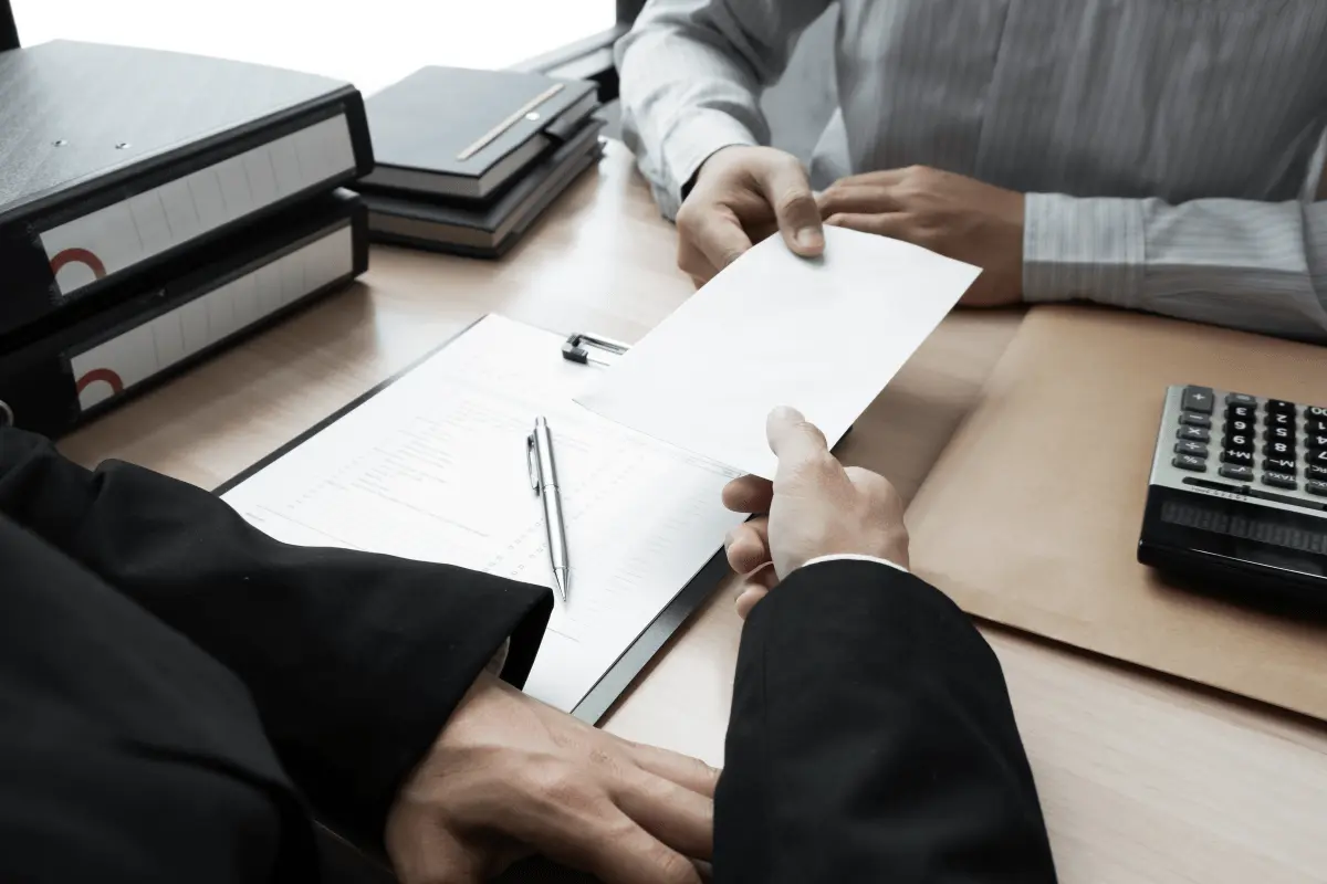 remise licenciement lettre main propre